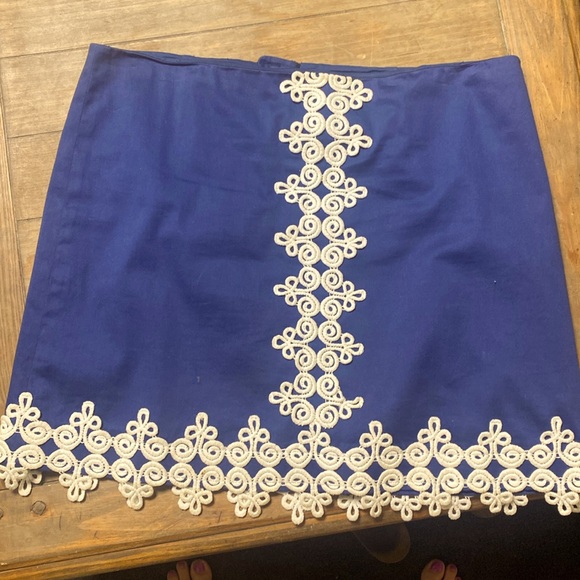 Lilly Pulitzer size 10 navy and white embroider skirt - Picture 1 of 3